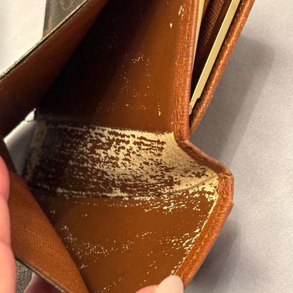 ✨Louis Vuitton KISS LOCK Wallet in great condition except 2 small call-outs✨ - Picture 17 of 17